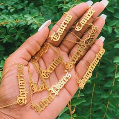 Collar con colgante de signo del zodiaco en fuente antigua en inglés - Oro