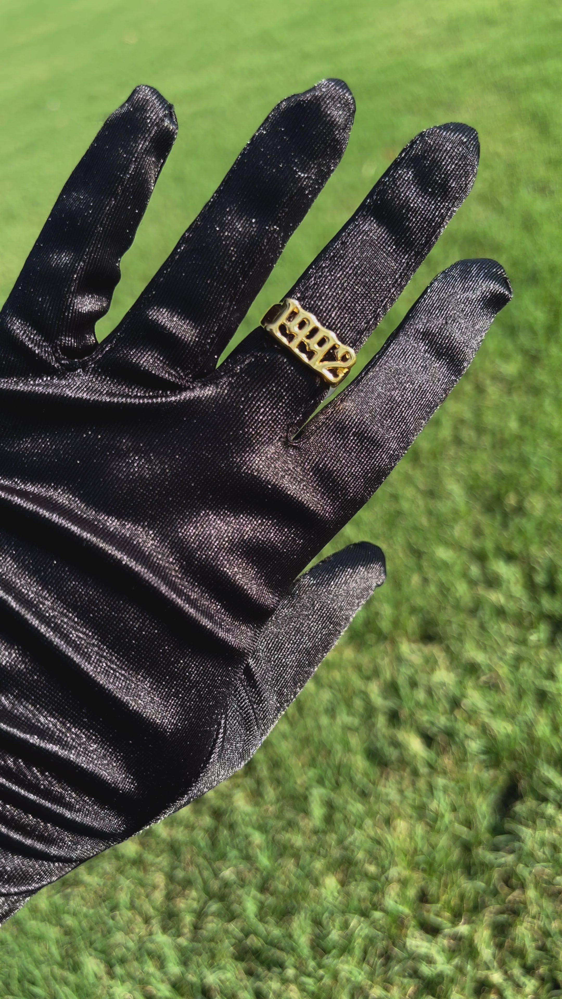 Anillo de metal dorado con año de nacimiento inglés antiguo vintage de 1992
